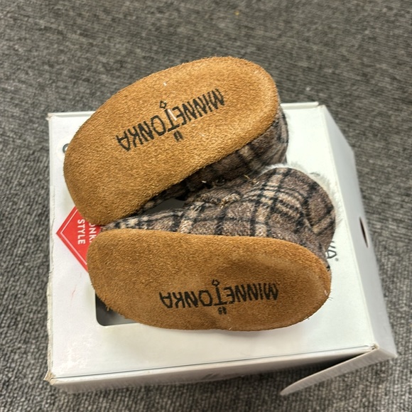 Minnetonka Mini-Tonka Style Baby Booties (5394) - Picture 3 of 6